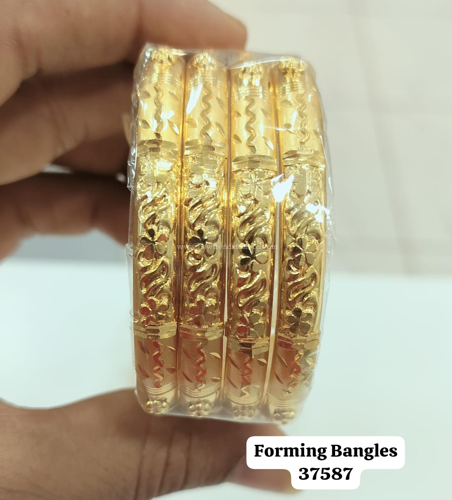87 Gold forming jewellery